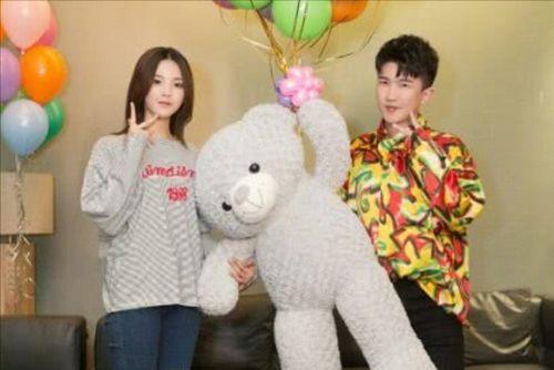 为了吃瓜我进娱乐圈,她意外踏入娱乐圈，开启璀璨星途